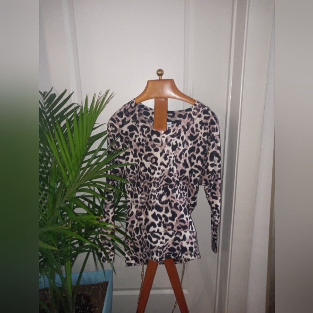 Veronica M,Leopard Print ,V-Neck, Sweater, Size Small